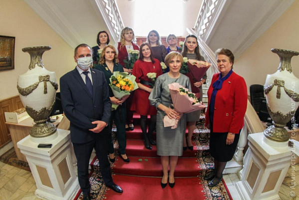 Ольга Окунева наградила финалистов муниципального этапа конкурса «Учитель года»